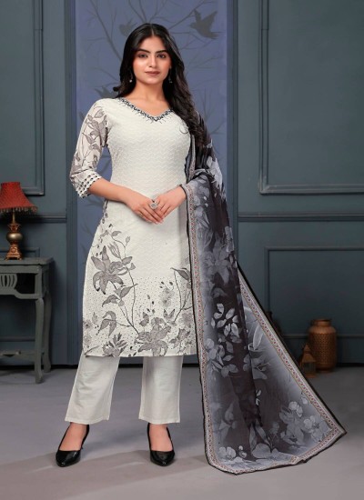 Elegant Chikan Kari Kurtis with Fine Embroidery for Every Occasion in Surat